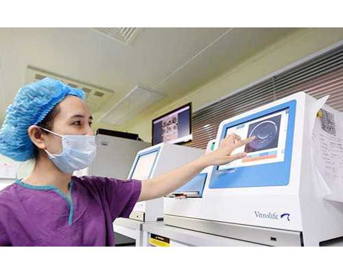 刚出生的婴儿吃什么?